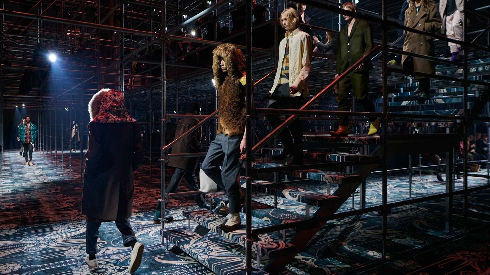 Prada emancipates itself from trends for its new show at Milan